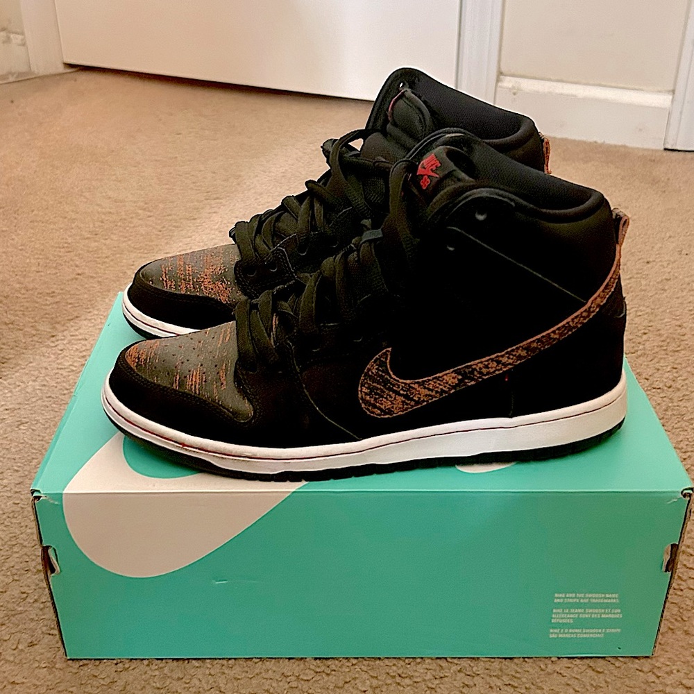 Nike Sneakers with tiger stripe design swoosh